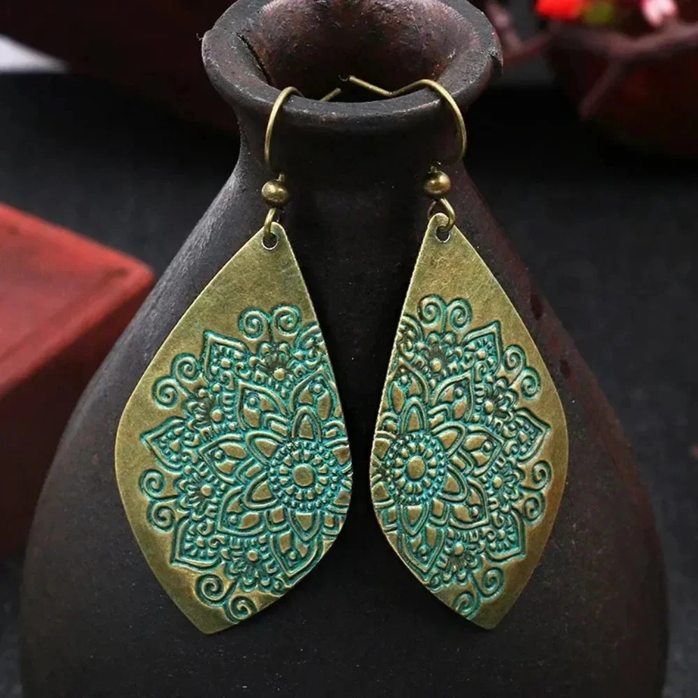NEW | Antiqued Bronze Carved Flower Earrings‎